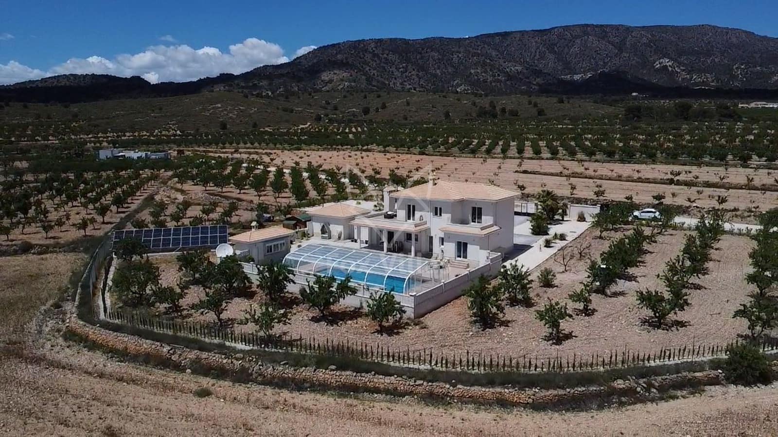 4 soveværelse Villa til salg i Pinoso med swimmingpool - € 595.000 (Ref: 9064483)