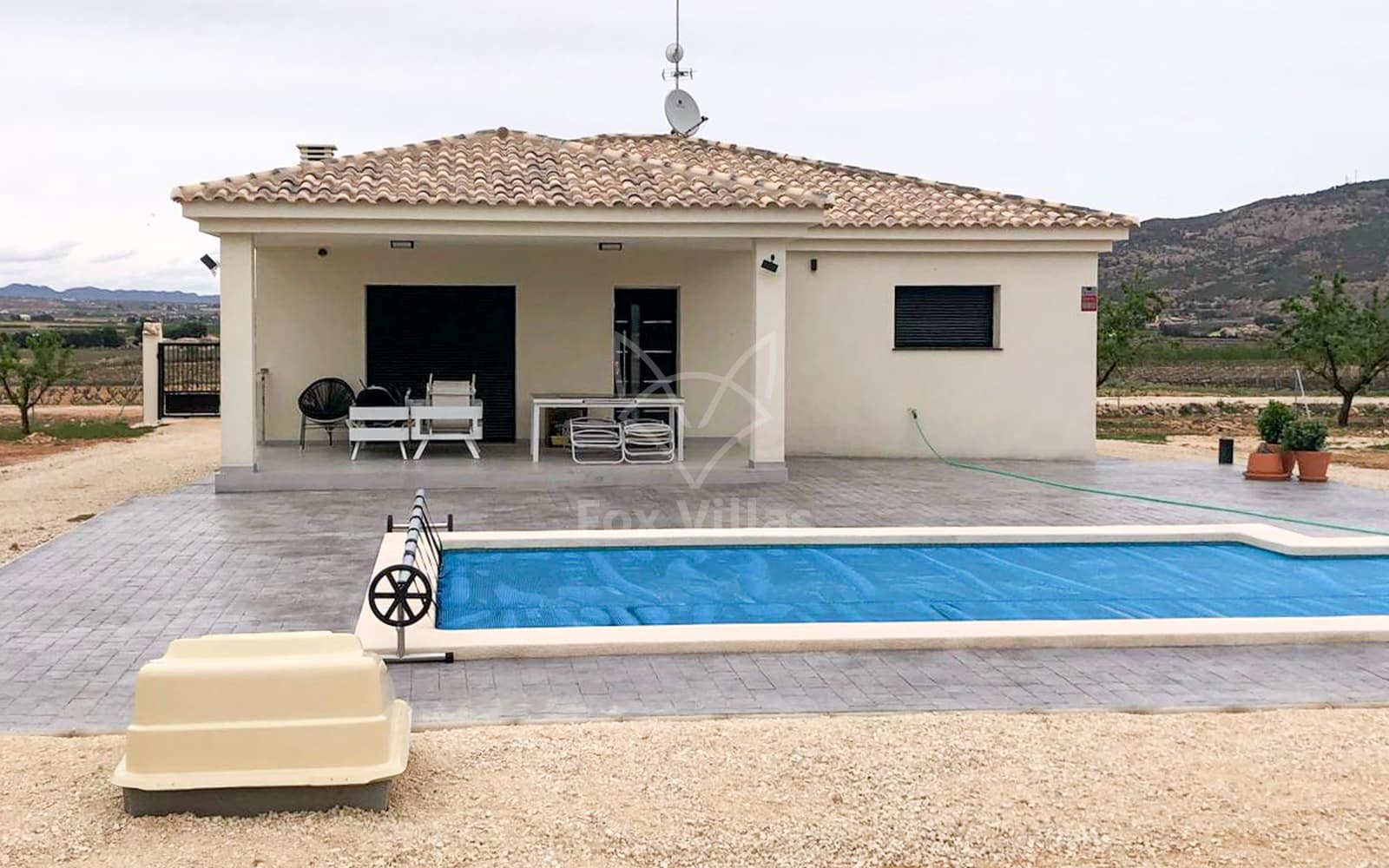 Chalet de 3 habitaciones en Pinoso en venta con piscina - 297.000 € (Ref: 9076941)
