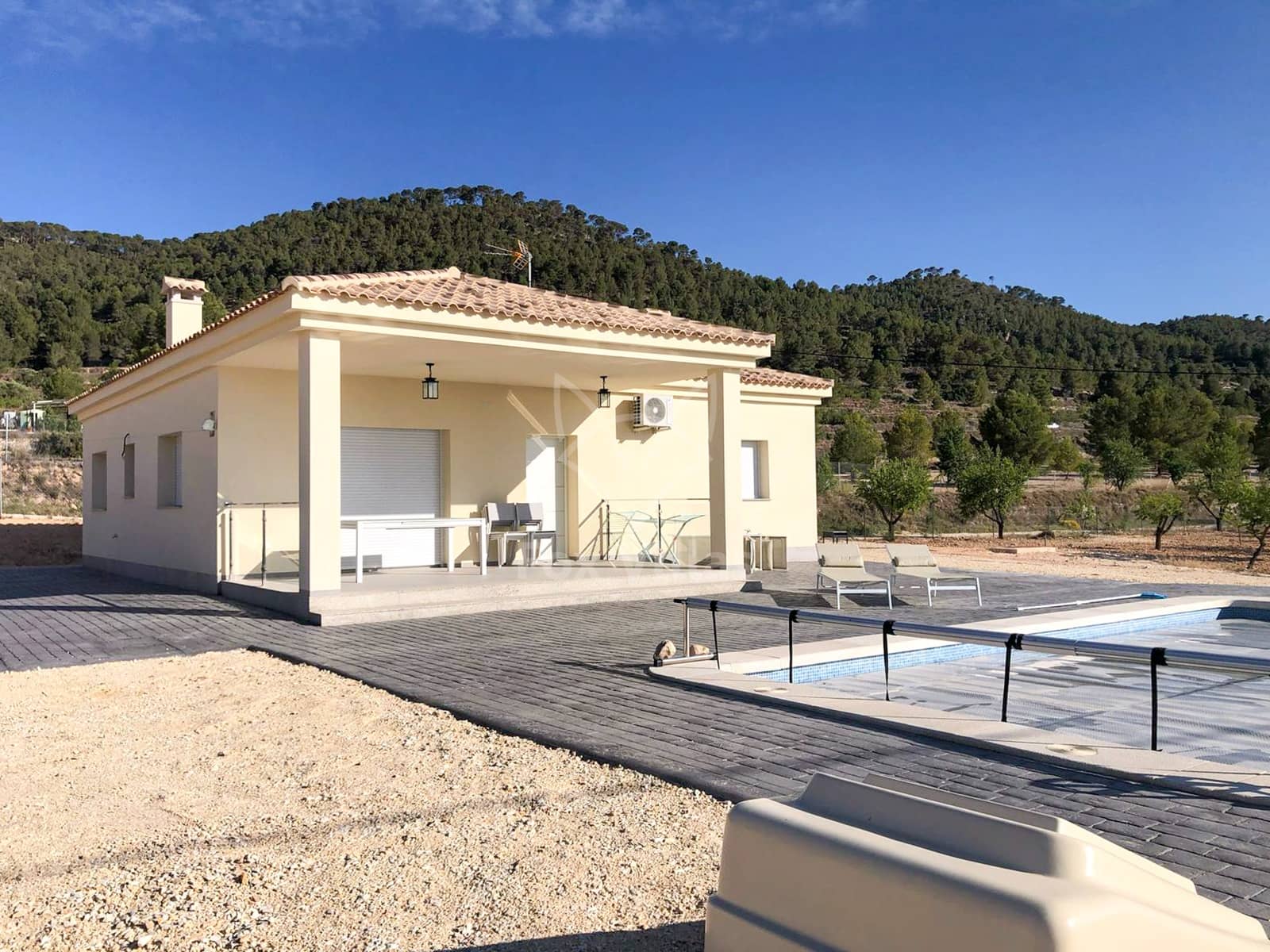 Chalet de 3 habitaciones en Pinoso en venta con piscina - 297.000 € (Ref: 9076941)