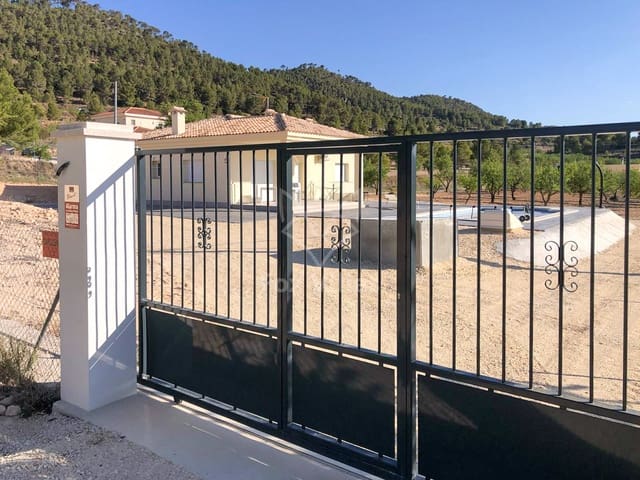 3 bedroom Villa for sale in Pinoso with pool - € 297,000 (Ref: 9076941)