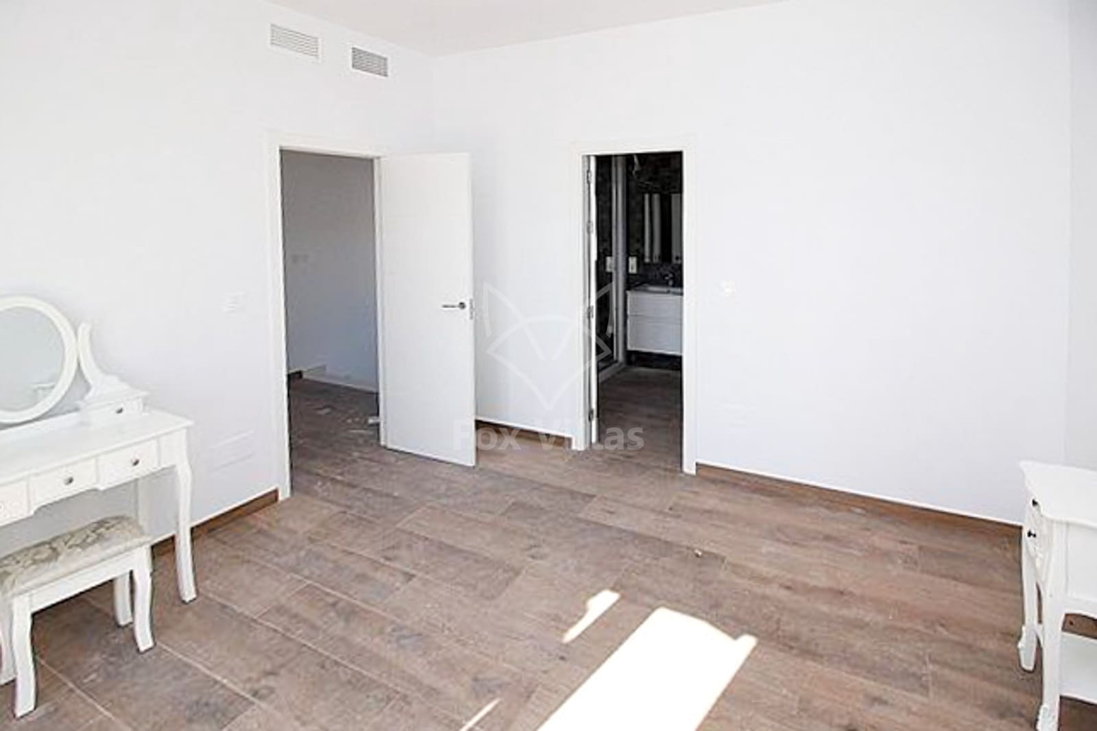 Chalet de 3 habitaciones en Pinoso en venta con piscina - 337.000 € (Ref: 9077140)