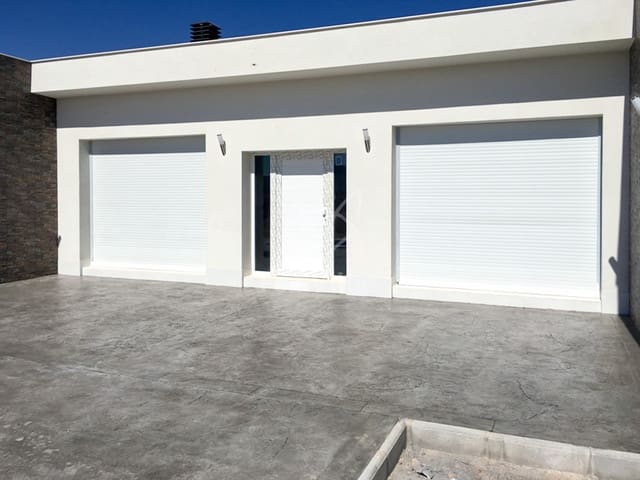 Chalet de 3 habitaciones en Pinoso en venta con piscina garaje - 359.000 € (Ref: 9079857)