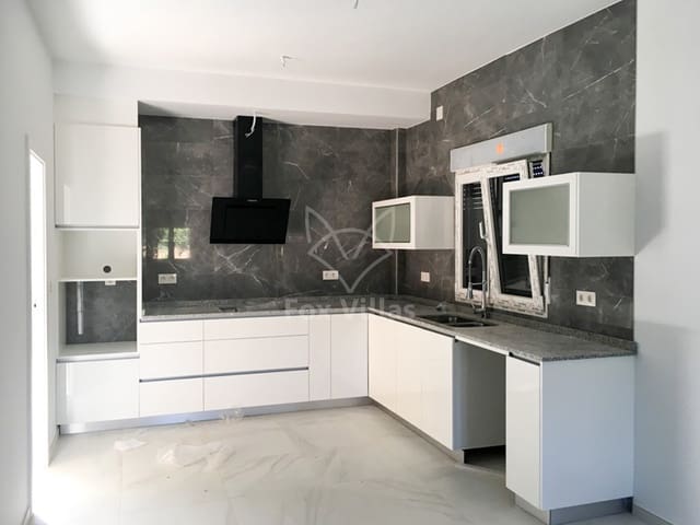 Chalet de 3 habitaciones en Pinoso en venta con piscina - 297.000 € (Ref: 9080698)