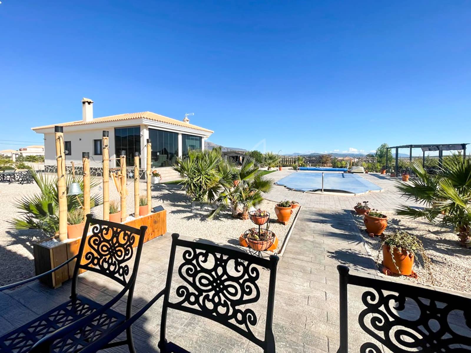 Chalet de 3 habitaciones en Pinoso en venta con piscina - 297.000 € (Ref: 9080698)