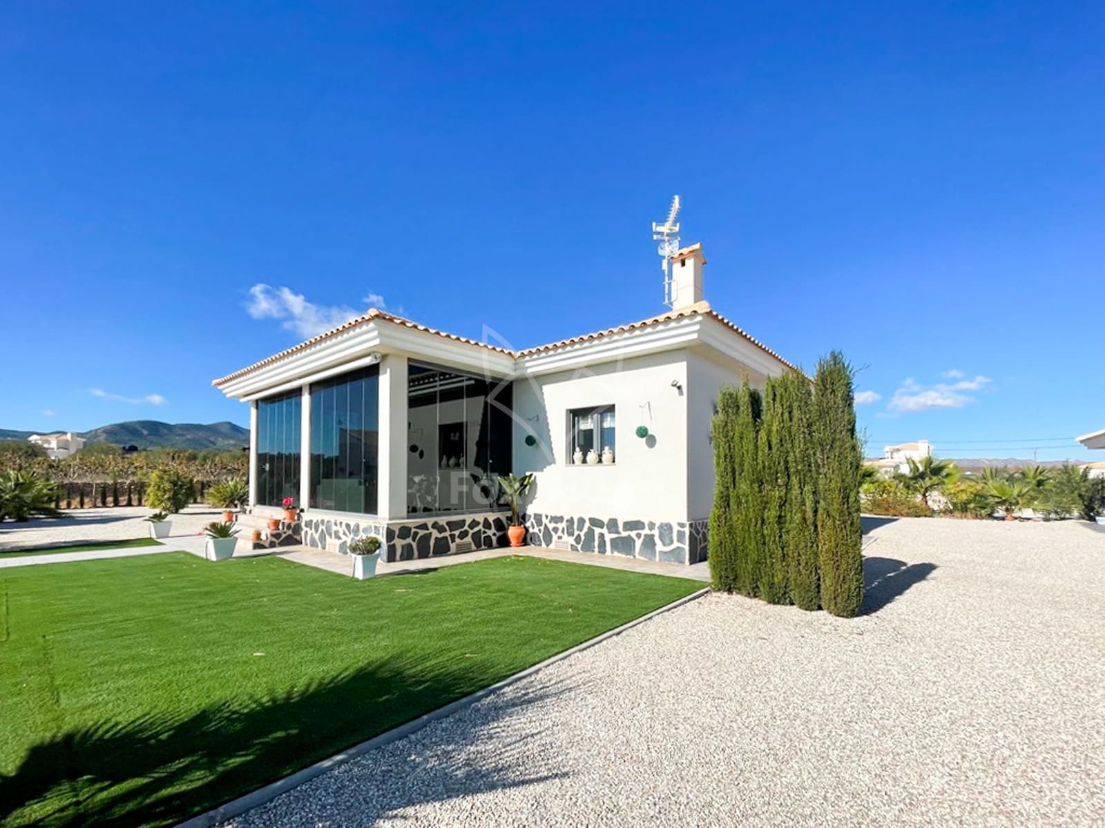 Chalet de 3 habitaciones en Pinoso en venta con piscina - 297.000 € (Ref: 9080698)