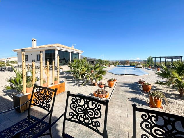 Chalet de 3 habitaciones en Pinoso en venta con piscina - 297.000 € (Ref: 9080698)