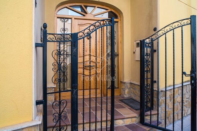 Casa de 4 habitaciones en Pinoso en venta - 233.500 € (Ref: 9160509)