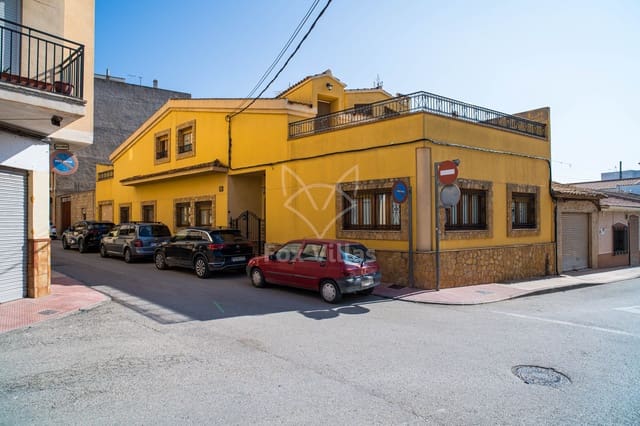 Casa de 4 habitaciones en Pinoso en venta - 233.500 € (Ref: 9160509)