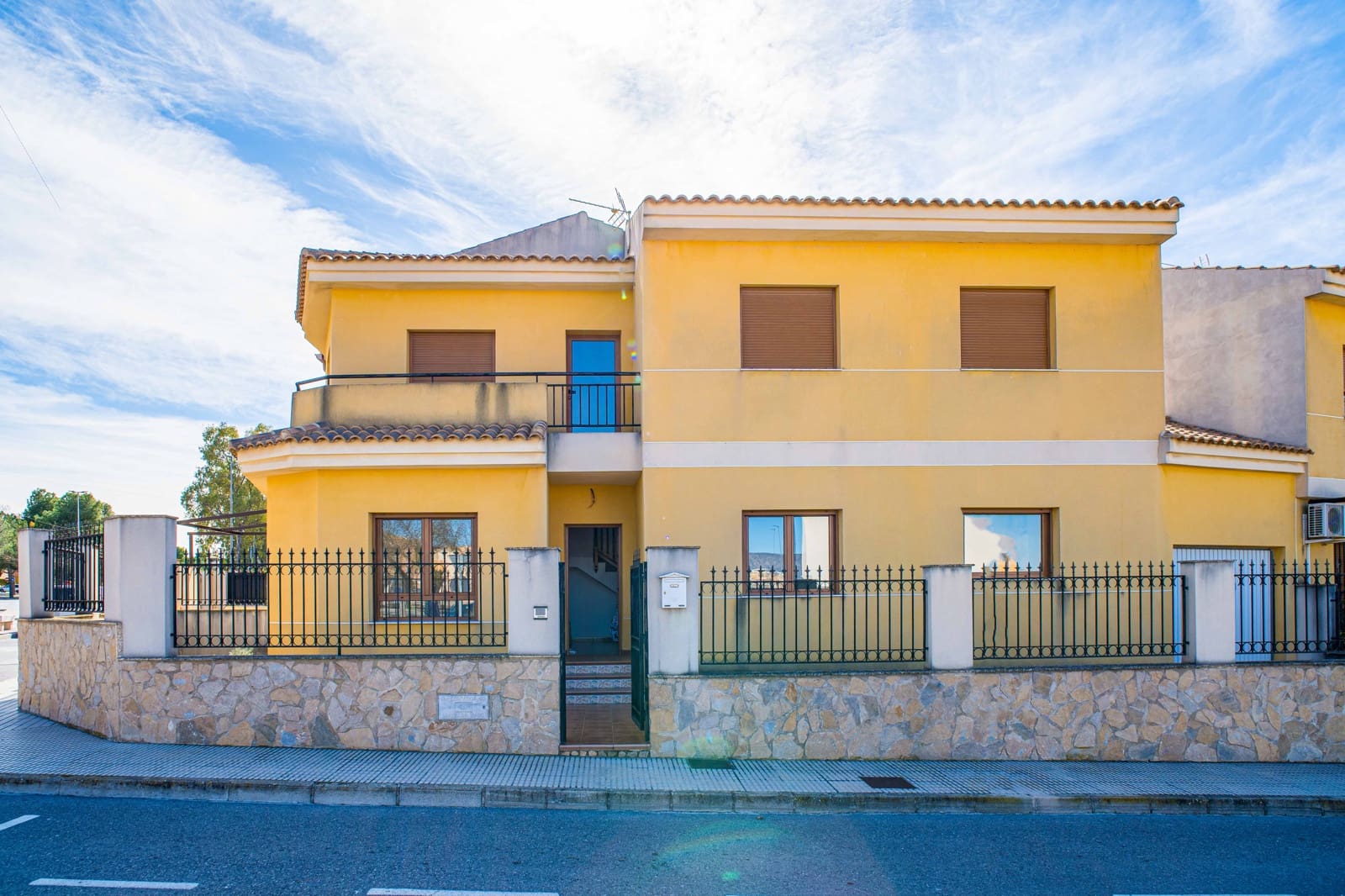 4 makuuhuone Omakotitalo myytävänä paikassa Pinoso mukana 
autotalli - 235 000 € (Ref: 9628027)