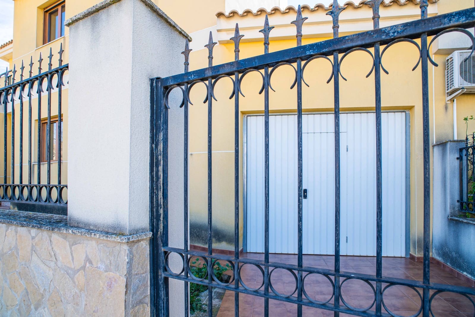 4 makuuhuone Omakotitalo myytävänä paikassa Pinoso mukana 
autotalli - 235 000 € (Ref: 9628027)