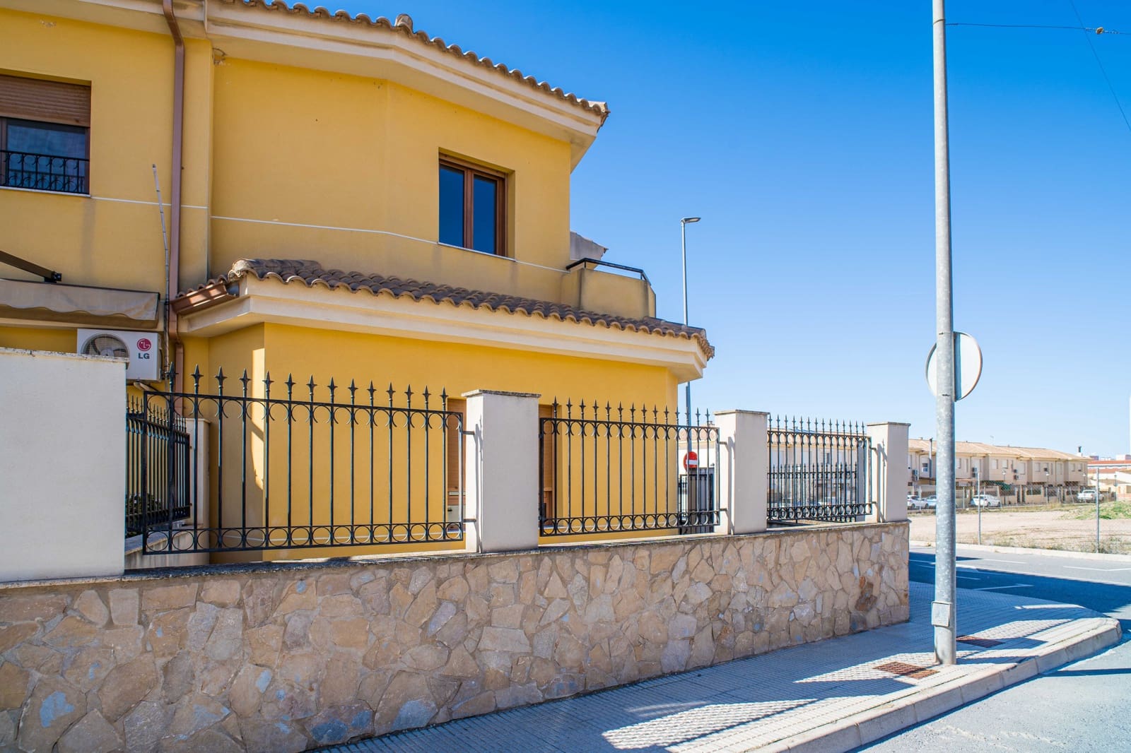 4 makuuhuone Omakotitalo myytävänä paikassa Pinoso mukana 
autotalli - 235 000 € (Ref: 9628027)