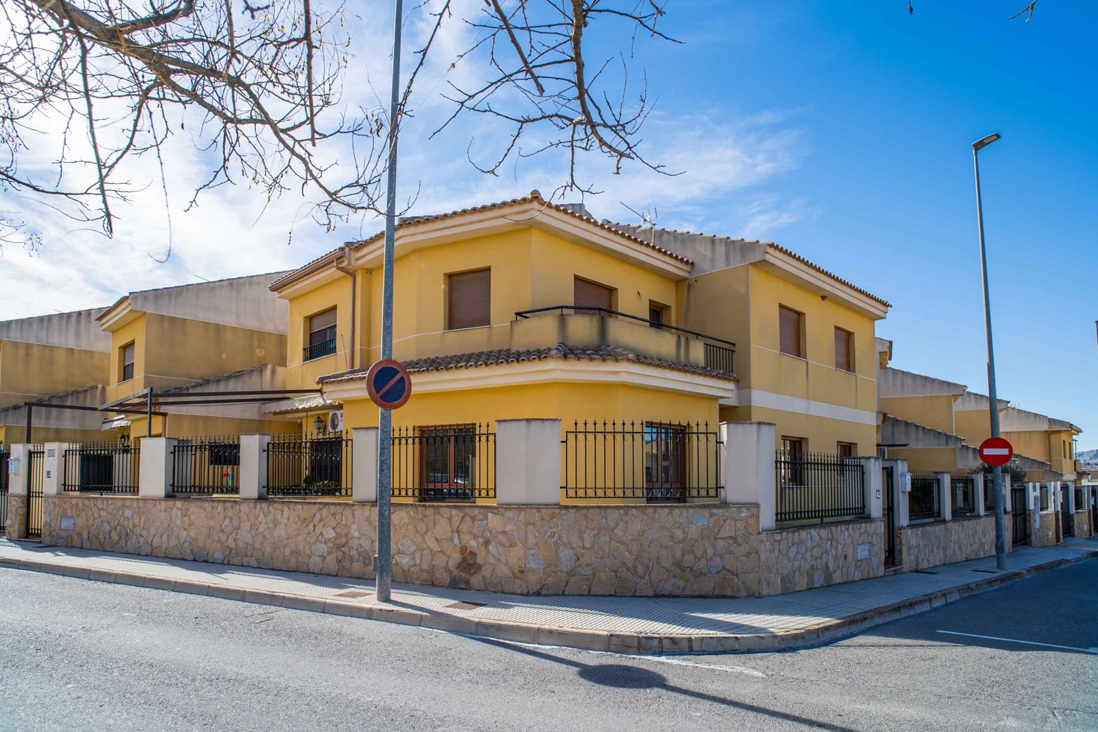 4 makuuhuone Omakotitalo myytävänä paikassa Pinoso mukana 
autotalli - 235 000 € (Ref: 9628027)