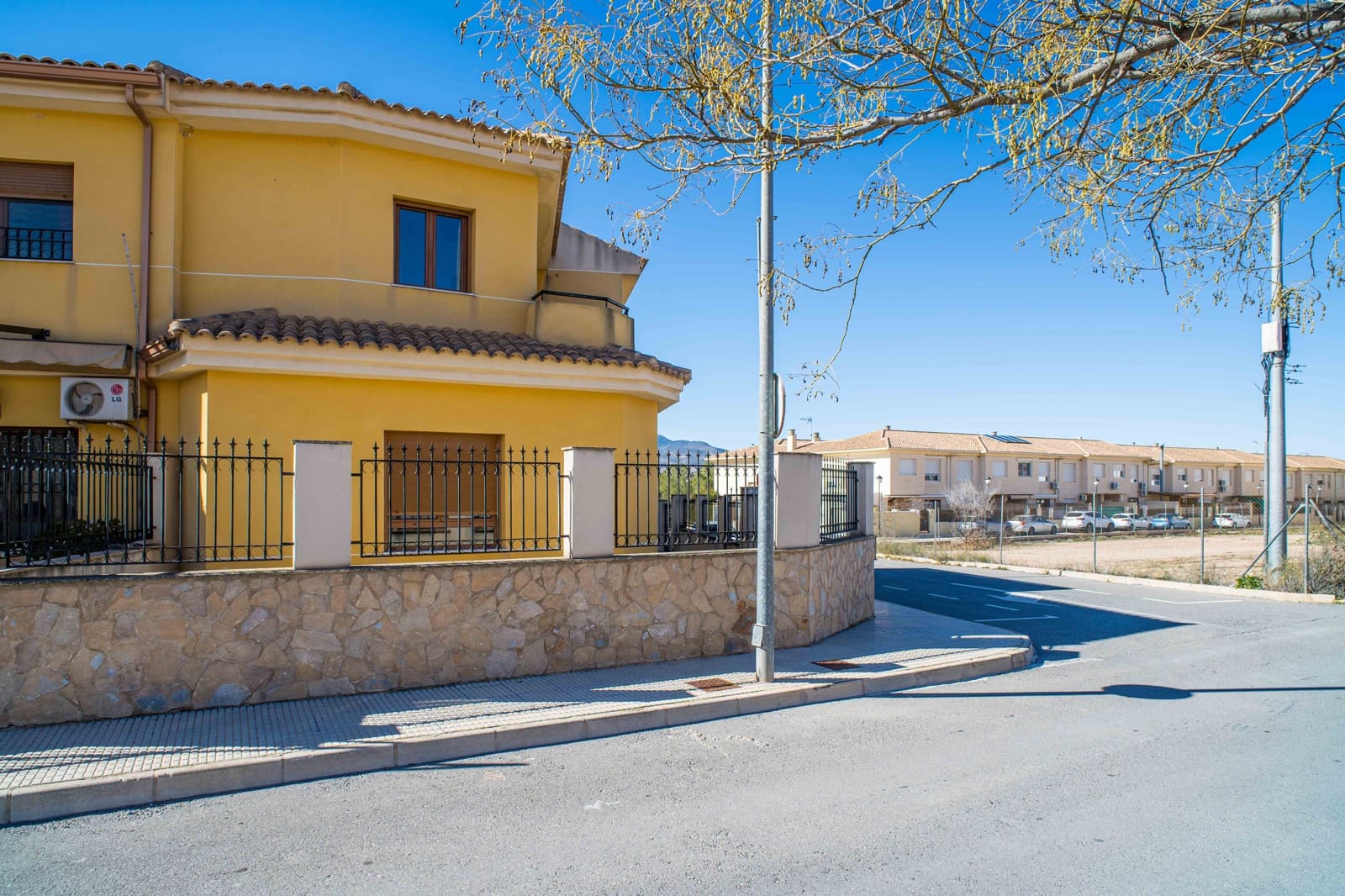 4 makuuhuone Omakotitalo myytävänä paikassa Pinoso mukana 
autotalli - 235 000 € (Ref: 9628027)