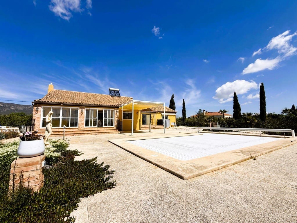 3 soverom Villa til salgs i Pinoso med svømmebasseng garasje - € 300 000 (Ref: 9762266)