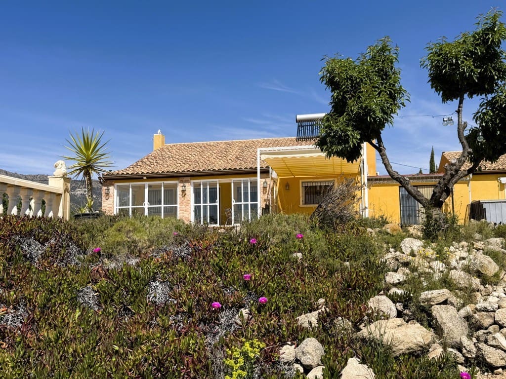 3 soverom Villa til salgs i Pinoso med svømmebasseng garasje - € 300 000 (Ref: 9762266)