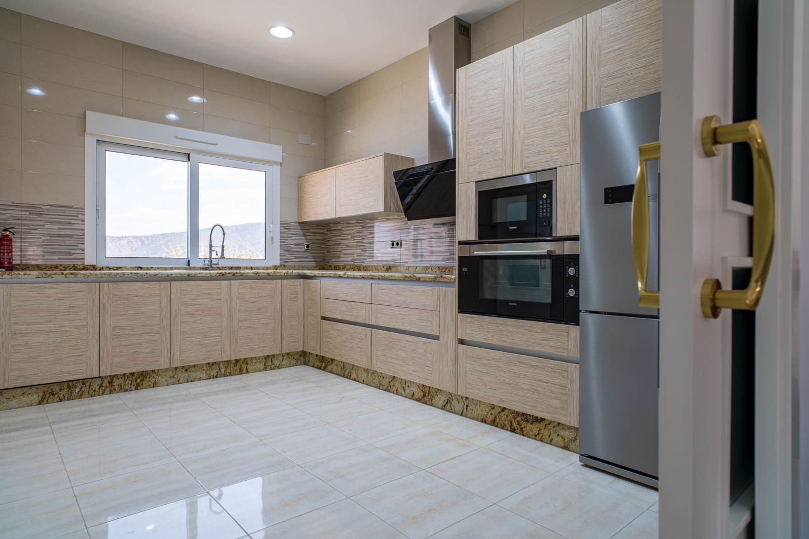 4 bedroom Villa for sale in Pinoso - € 630,000 (Ref: 9763896)