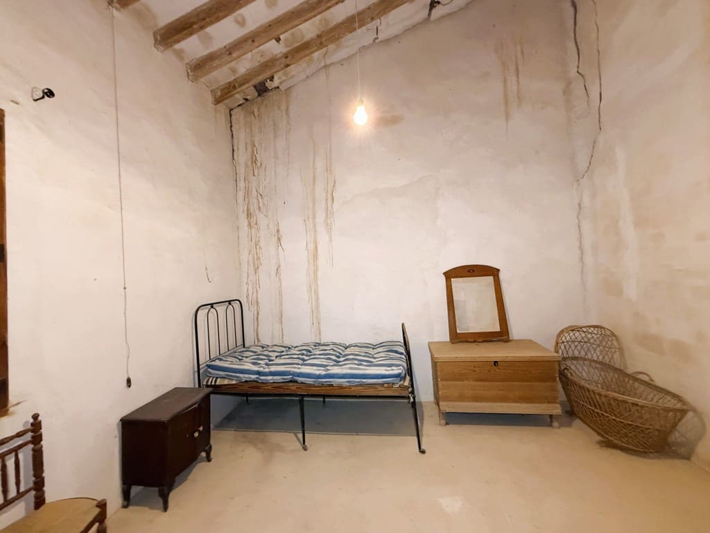 6 bedroom Townhouse for sale in L'Alguena / Alguenya - € 95,000 (Ref: 9899867)