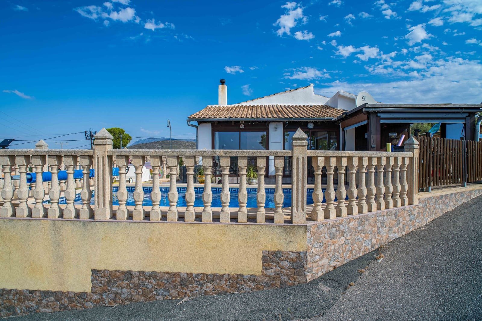 2 soverom Villa til salgs i Pinoso med svømmebasseng garasje - € 230 000 (Ref: 9946367)