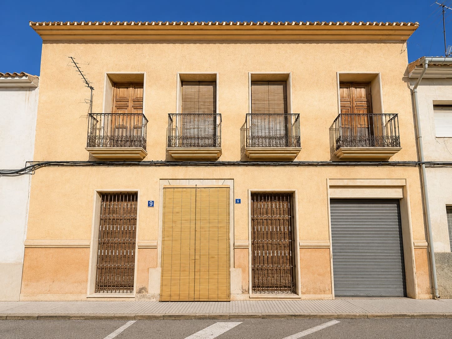 7 bedroom Townhouse for sale in Pinoso with garage - € 135,000 (Ref: 9979164)