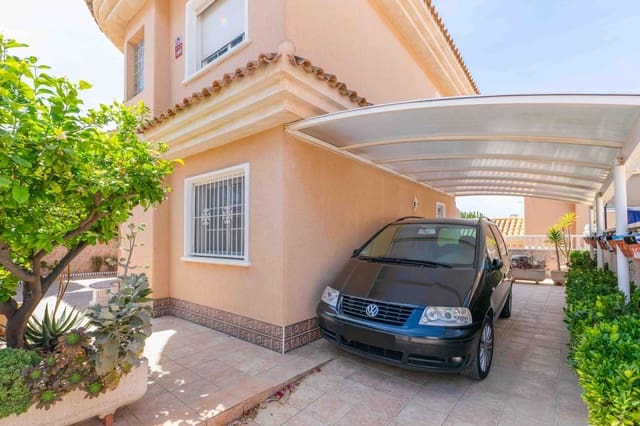 Chalet de 3 habitaciones en Punta Prima, Orihuela en venta con piscina - 360.000 € (Ref: 8806124)