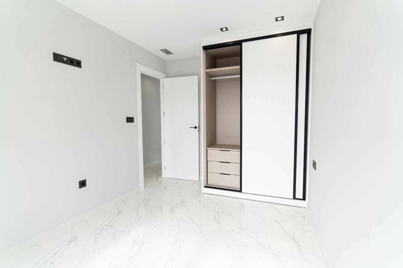 5 bedroom Villa for sale in Orihuela Costa with pool - € 725,000 (Ref: 8992134)