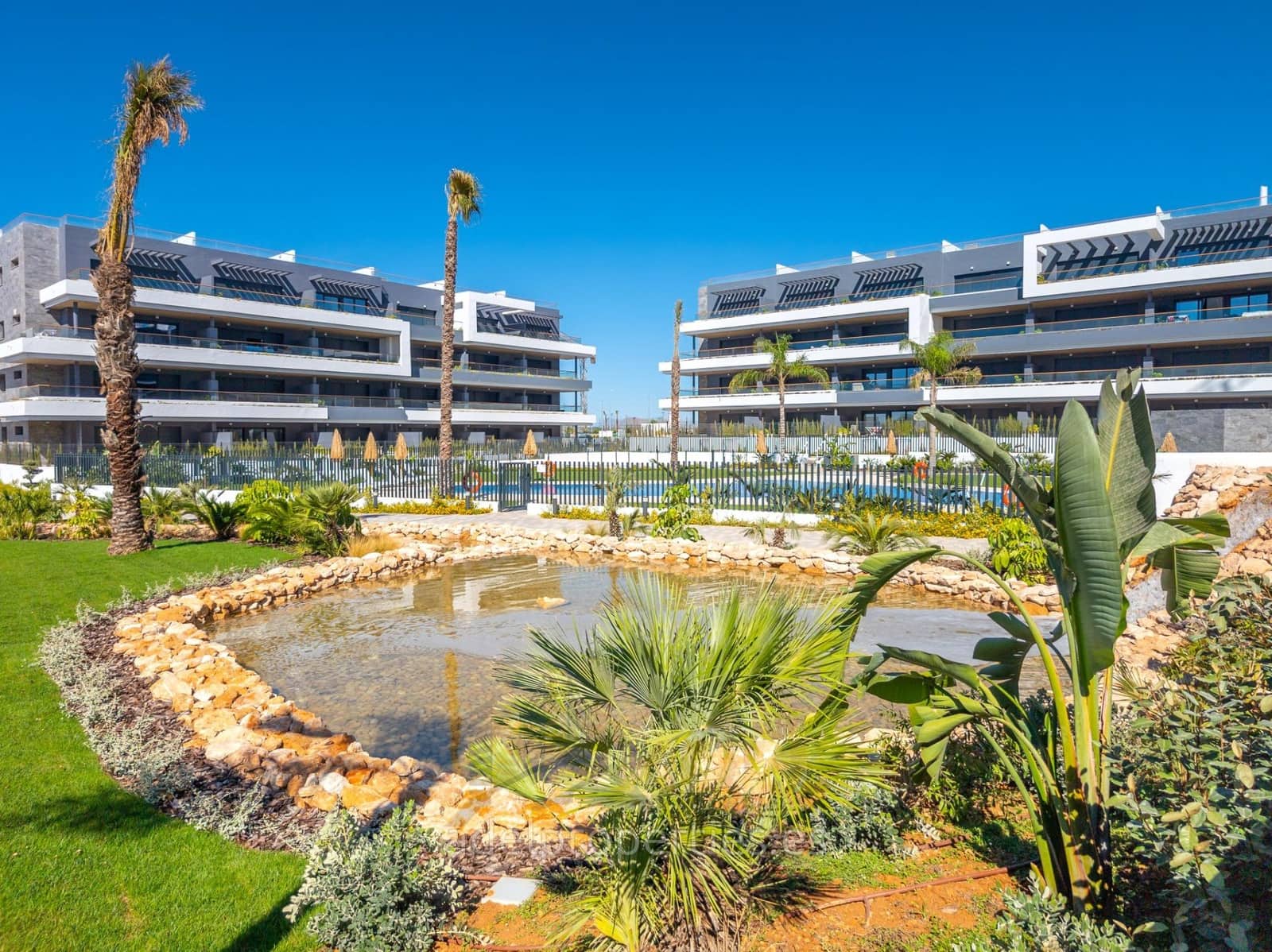 2 bedroom Apartment for sale in Torrevieja with pool - € 335,000 (Ref: 9147017)