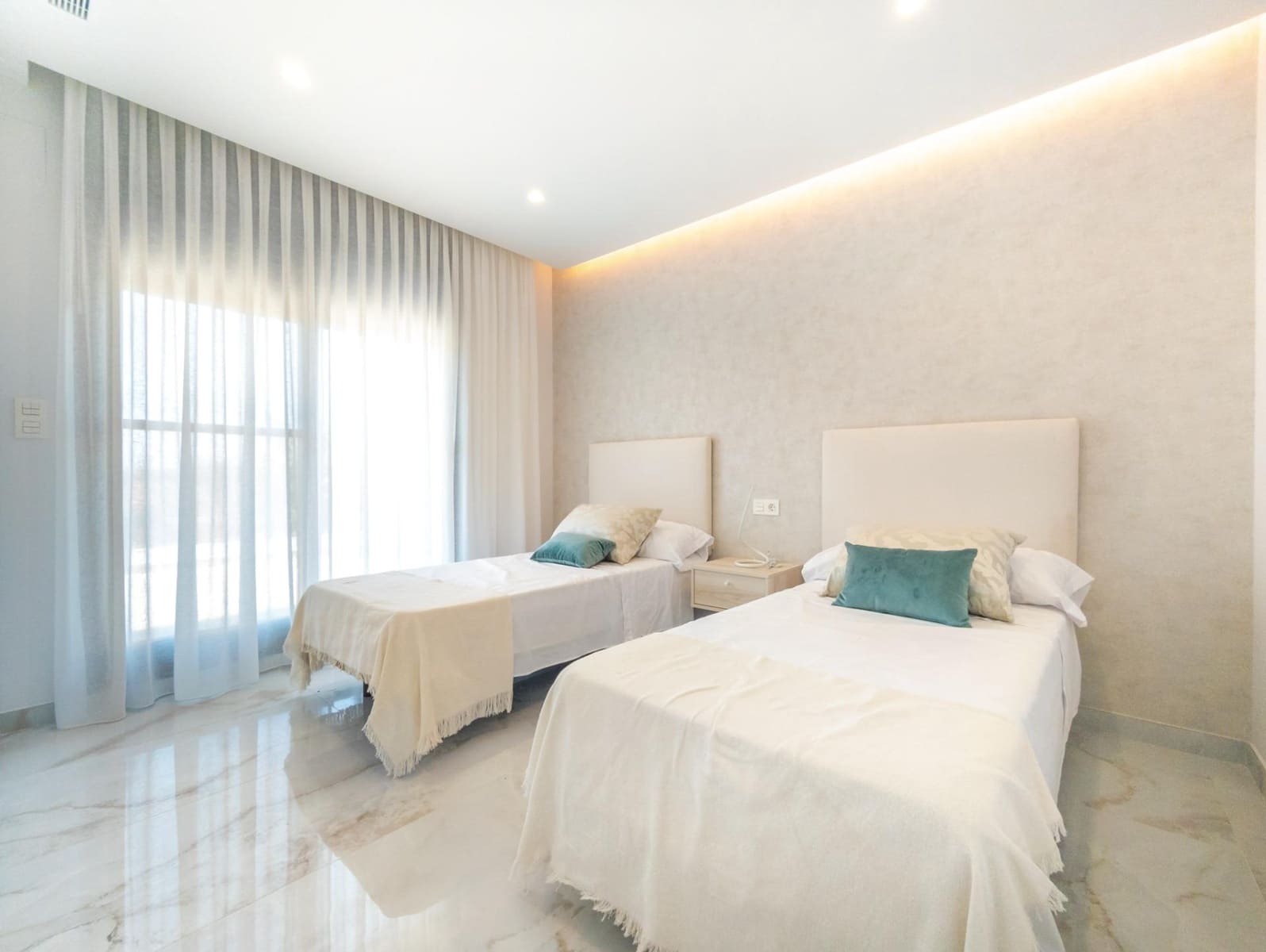 Chalet de 3 habitaciones en Pilar de la Horadada en venta con piscina - 725.000 € (Ref: 9147019)