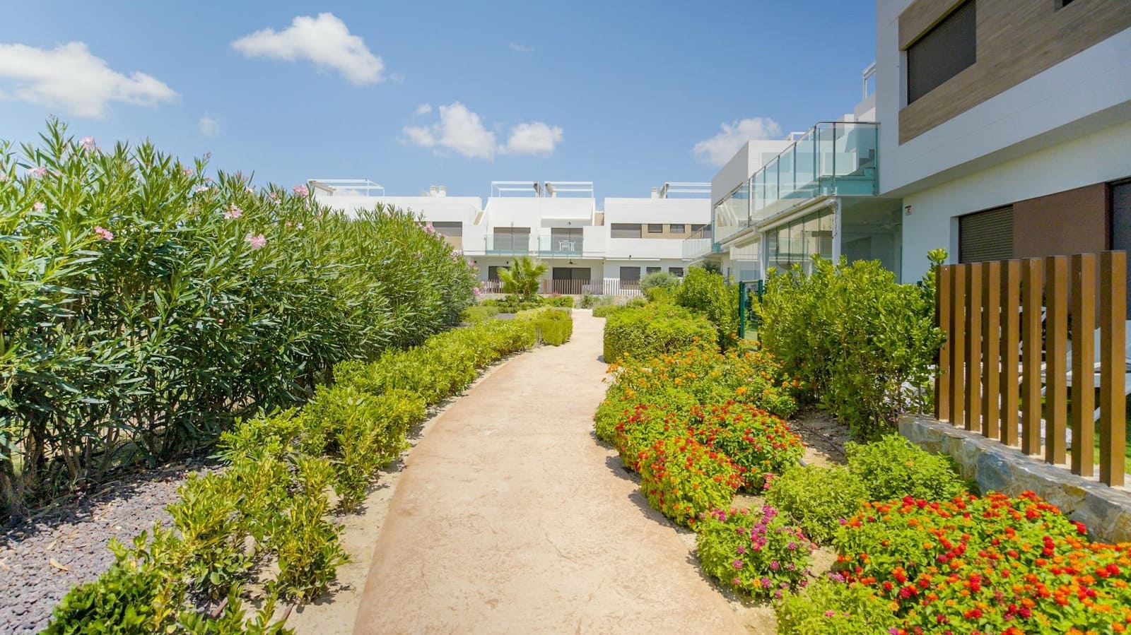 2 bedroom Apartment for sale in Orihuela with pool - € 239,900 (Ref: 9217292)