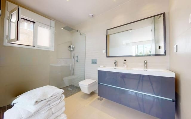 4 soveværelse Villa til salg i Centro, Torrevieja med swimmingpool - € 599.950 (Ref: 9375282)