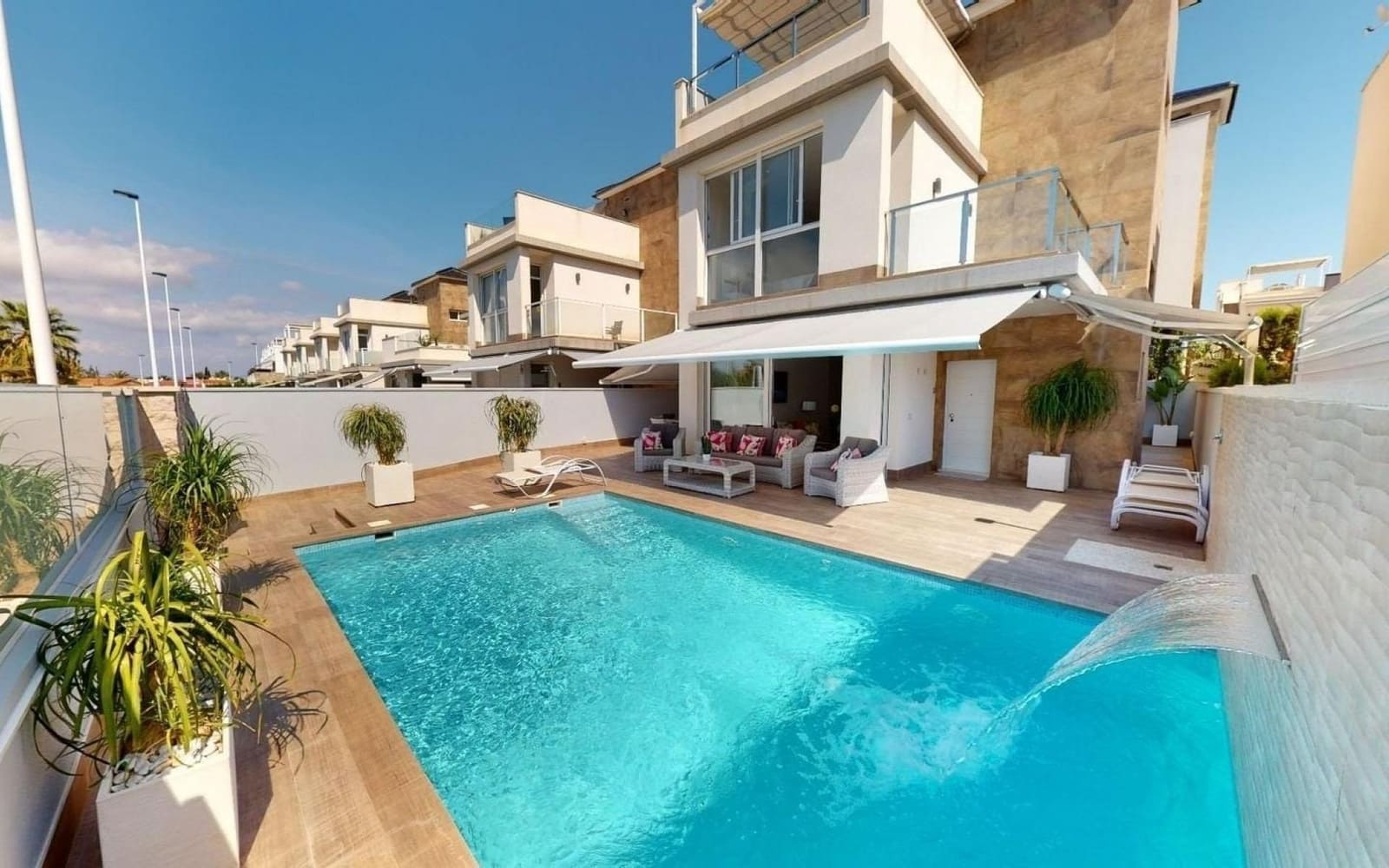 4 soveværelse Villa til salg i Torrevieja med swimmingpool - € 599.950 (Ref: 9375282)