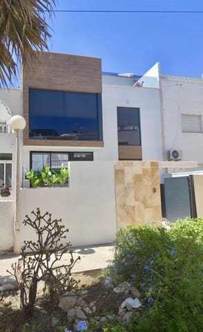3 soverom Kjedet enebolig til leie i Torrevieja med svømmebasseng - € 2 200 (Ref: 10008291)