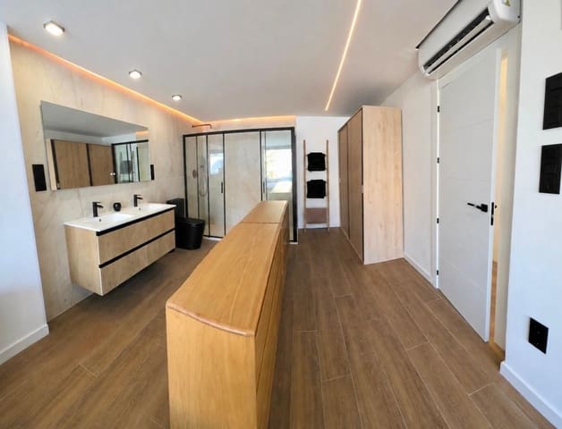 3 soverom Kjedet enebolig til leie i Torrevieja med svømmebasseng - € 2 200 (Ref: 10008291)