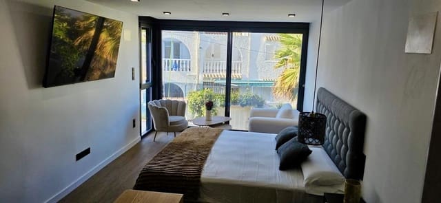3 soverom Kjedet enebolig til leie i Torrevieja med svømmebasseng - € 2 200 (Ref: 10008291)