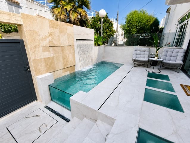 3 soverom Kjedet enebolig til leie i Torrevieja med svømmebasseng - € 2 200 (Ref: 10008291)