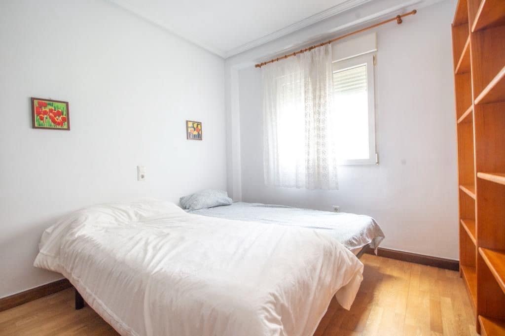 3 sovrum Lägenhet att hyra i Torrevieja - 900 € (Ref: 10008292)