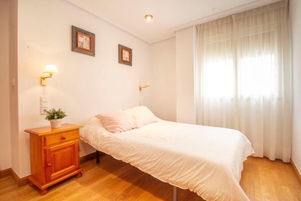 3 sovrum Lägenhet att hyra i Torrevieja - 900 € (Ref: 10008292)