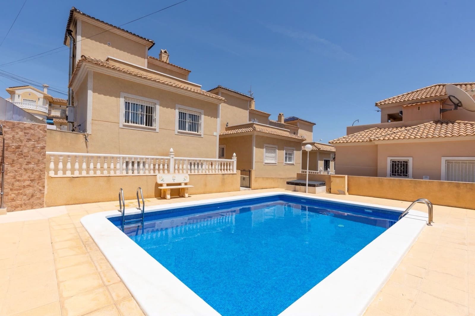 3 quarto Moradia para arrendar em Orihuela Costa com piscina garagem - 1 650 € (Ref: 10026701)