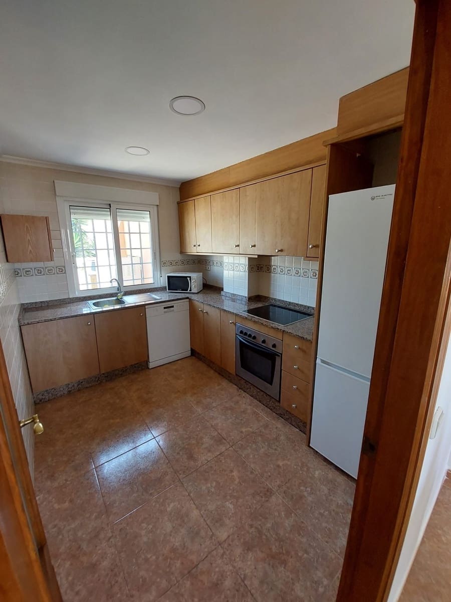 3 slaapkamer Villa te huur in Torrevieja met garage - € 700 (Ref: 10029993)