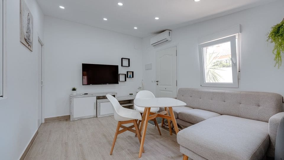 Chalet de 3 habitaciones en Torrevieja en alquiler con piscina garaje - 3.000 € (Ref: 10033419)