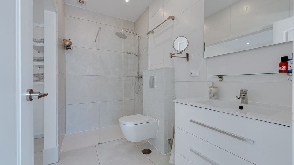 Chalet de 3 habitaciones en Torrevieja en alquiler con piscina garaje - 3.000 € (Ref: 10033419)