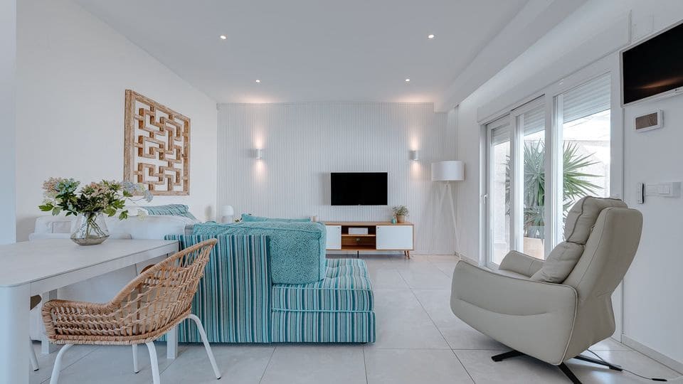 Chalet de 3 habitaciones en Torrevieja en alquiler con piscina garaje - 3.000 € (Ref: 10033419)