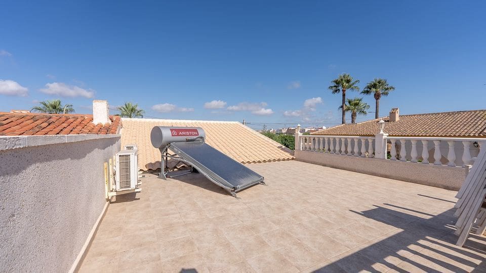 Chalet de 3 habitaciones en Torrevieja en alquiler con piscina garaje - 3.000 € (Ref: 10033419)
