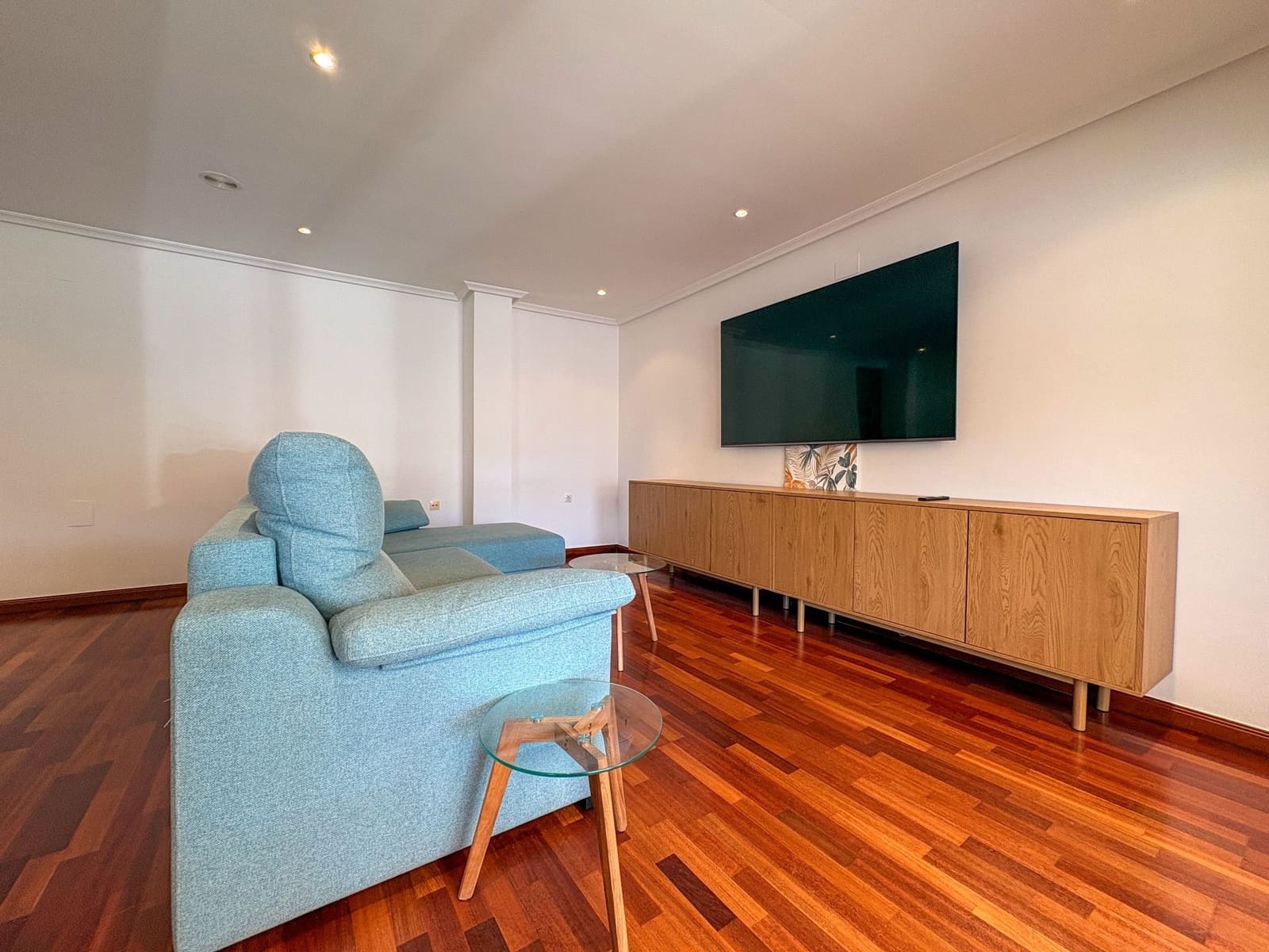 2 bedroom Penthouse for rent in Torrevieja - € 1,600 (Ref: 10042473)
