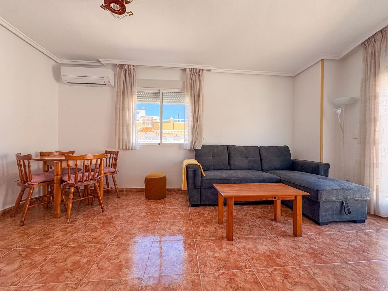3 bedroom Penthouse for rent in Torrevieja with garage - € 1,100 (Ref: 10044436)