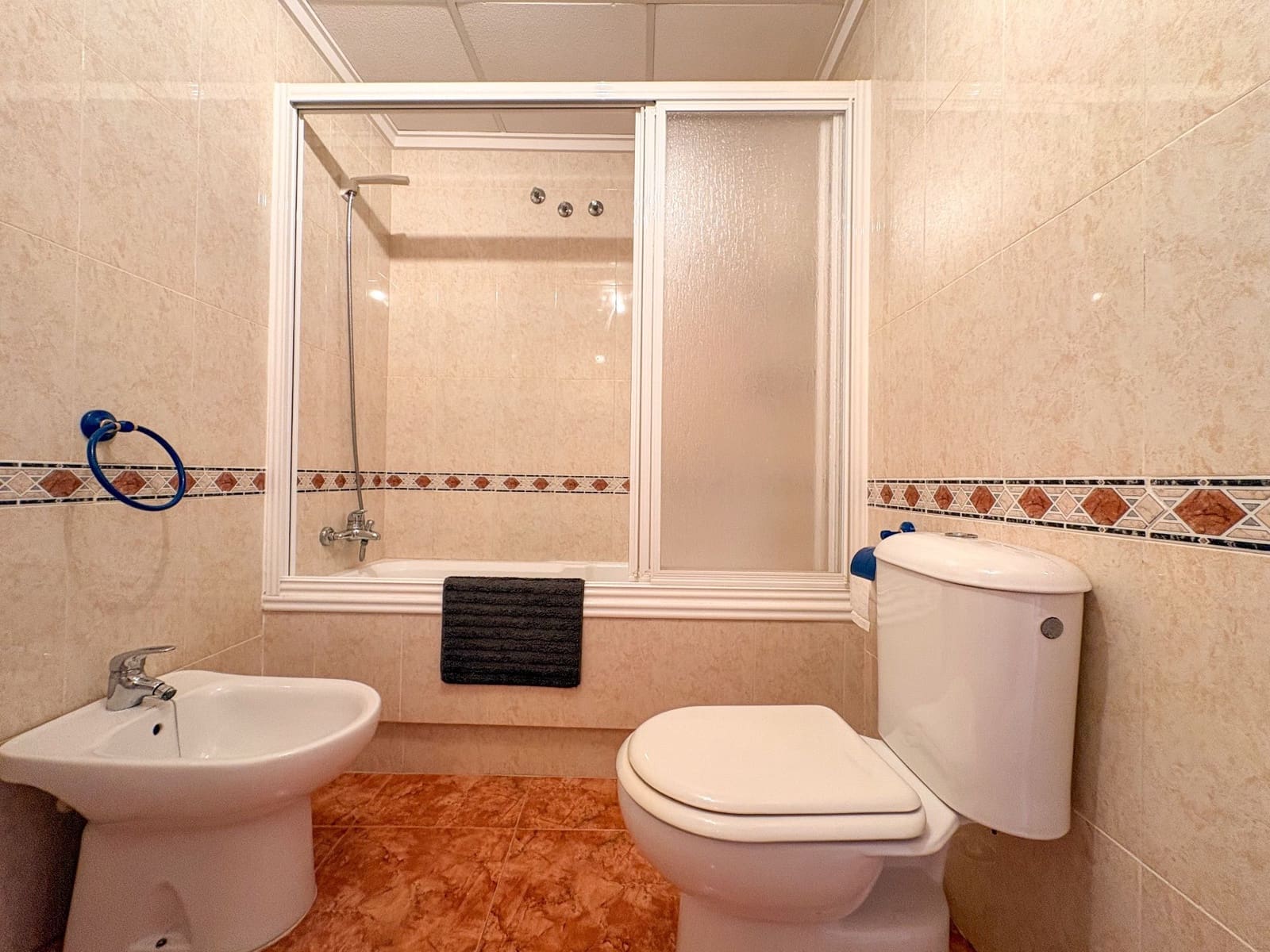 3 bedroom Penthouse for rent in Torrevieja with garage - € 1,100 (Ref: 10044436)