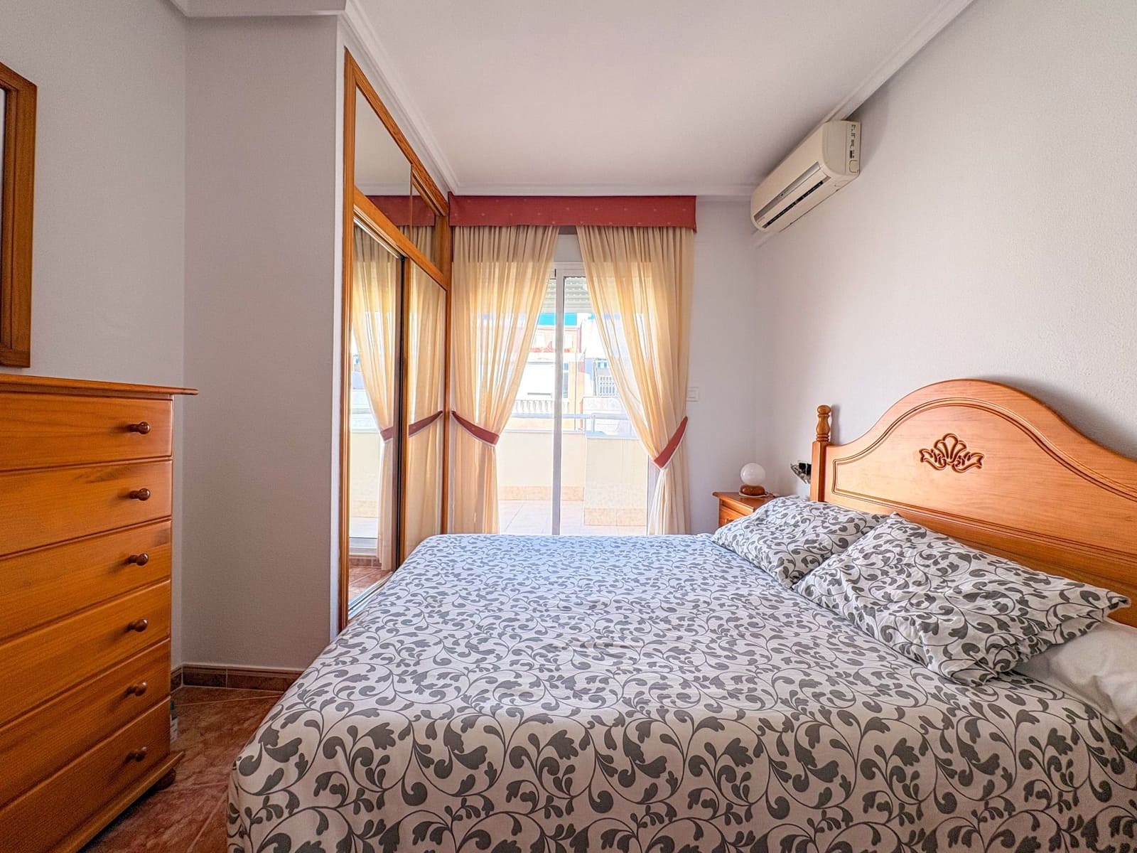 3 bedroom Penthouse for rent in Torrevieja with garage - € 1,100 (Ref: 10044436)