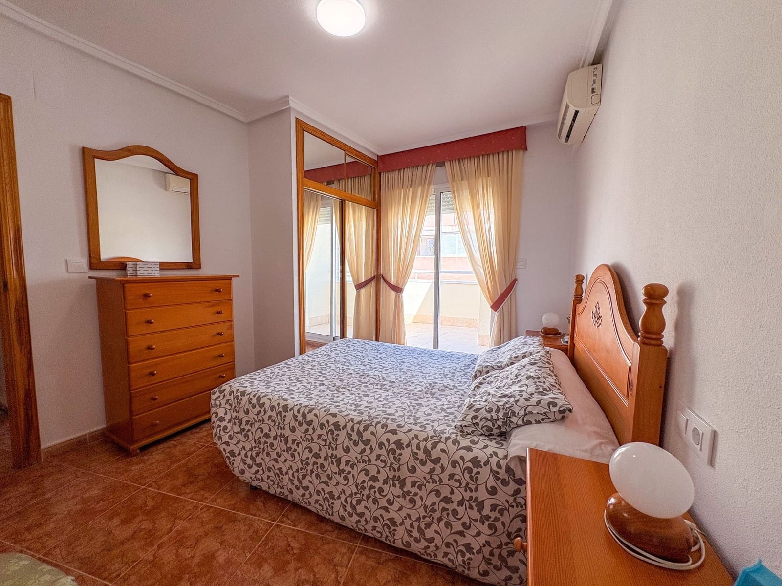 3 bedroom Penthouse for rent in Torrevieja with garage - € 1,100 (Ref: 10044436)