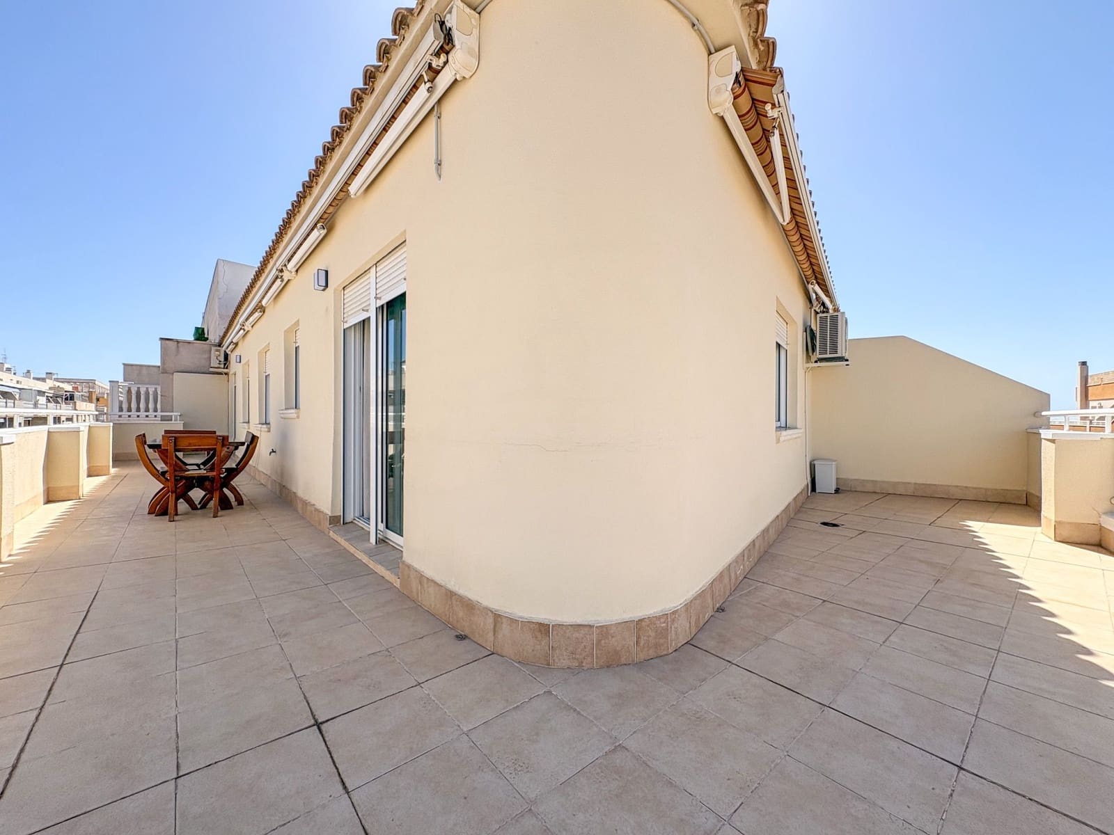 3 bedroom Penthouse for rent in Torrevieja with garage - € 1,100 (Ref: 10044436)