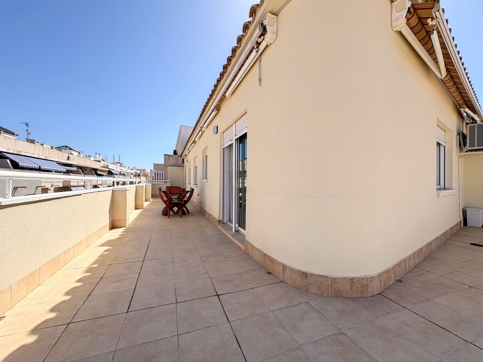 3 bedroom Penthouse for rent in Torrevieja with garage - € 1,100 (Ref: 10044436)