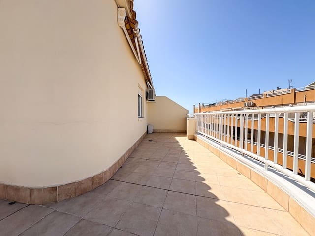 3 bedroom Penthouse for rent in Torrevieja with garage - € 1,100 (Ref: 10044436)